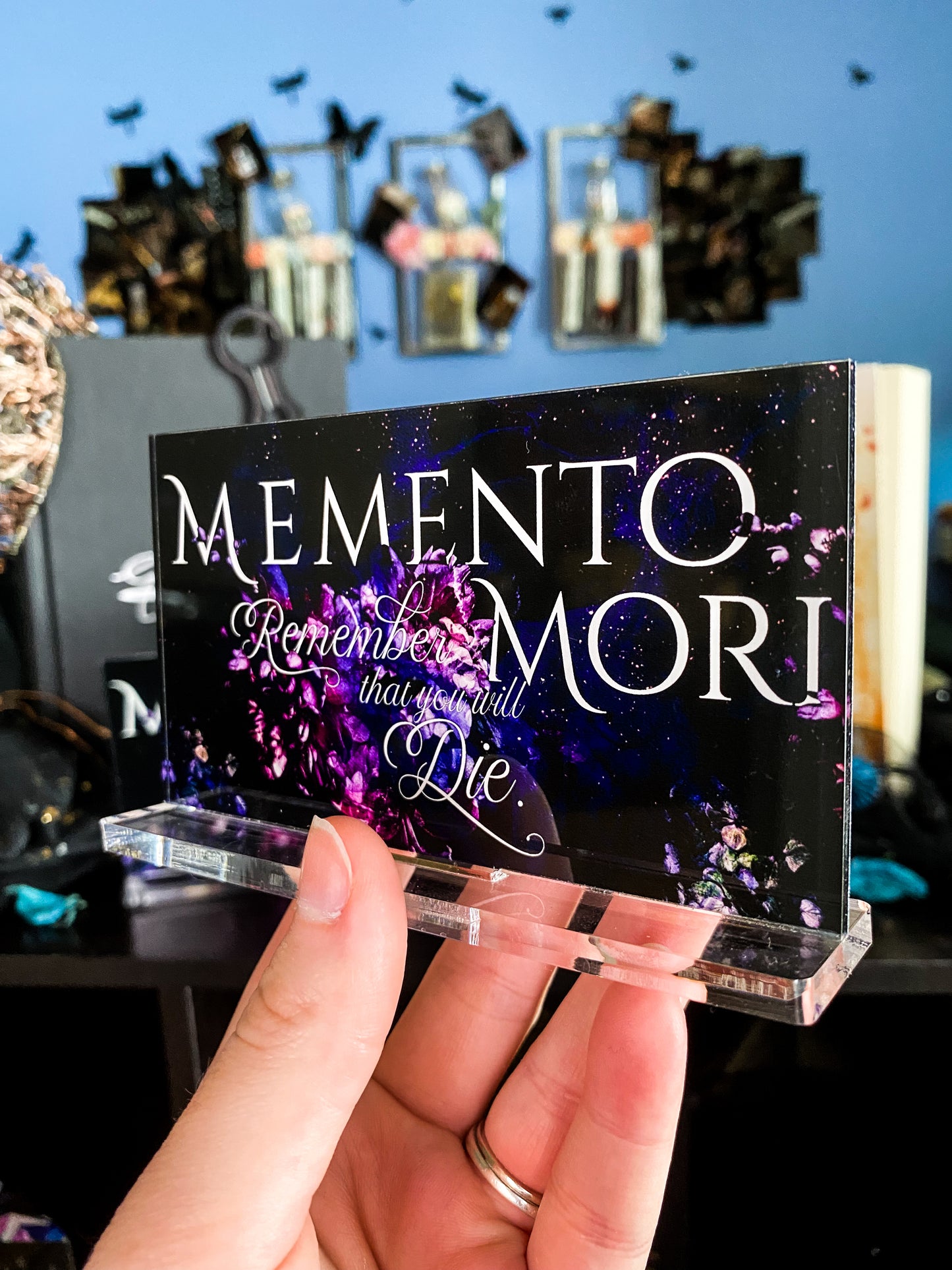 "Memento Mori" - Crescent City Series - Freestanding Bookshelf / Desktop Acrylic Accessory - Officially licensed by Sarah J. Maas - D40