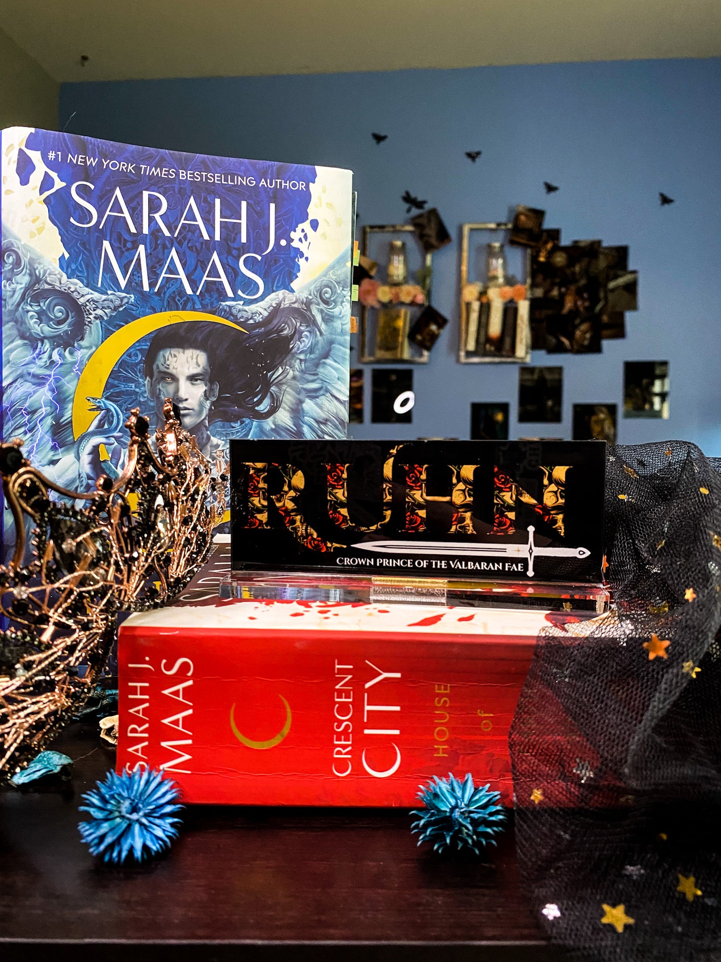 "Ruhn // Crown Prince of the Valbaran Fae" - Crescent City Series - Freestanding Bookshelf / Desktop Acrylic Accessory - Officially licensed by Sarah J. Maas - D45