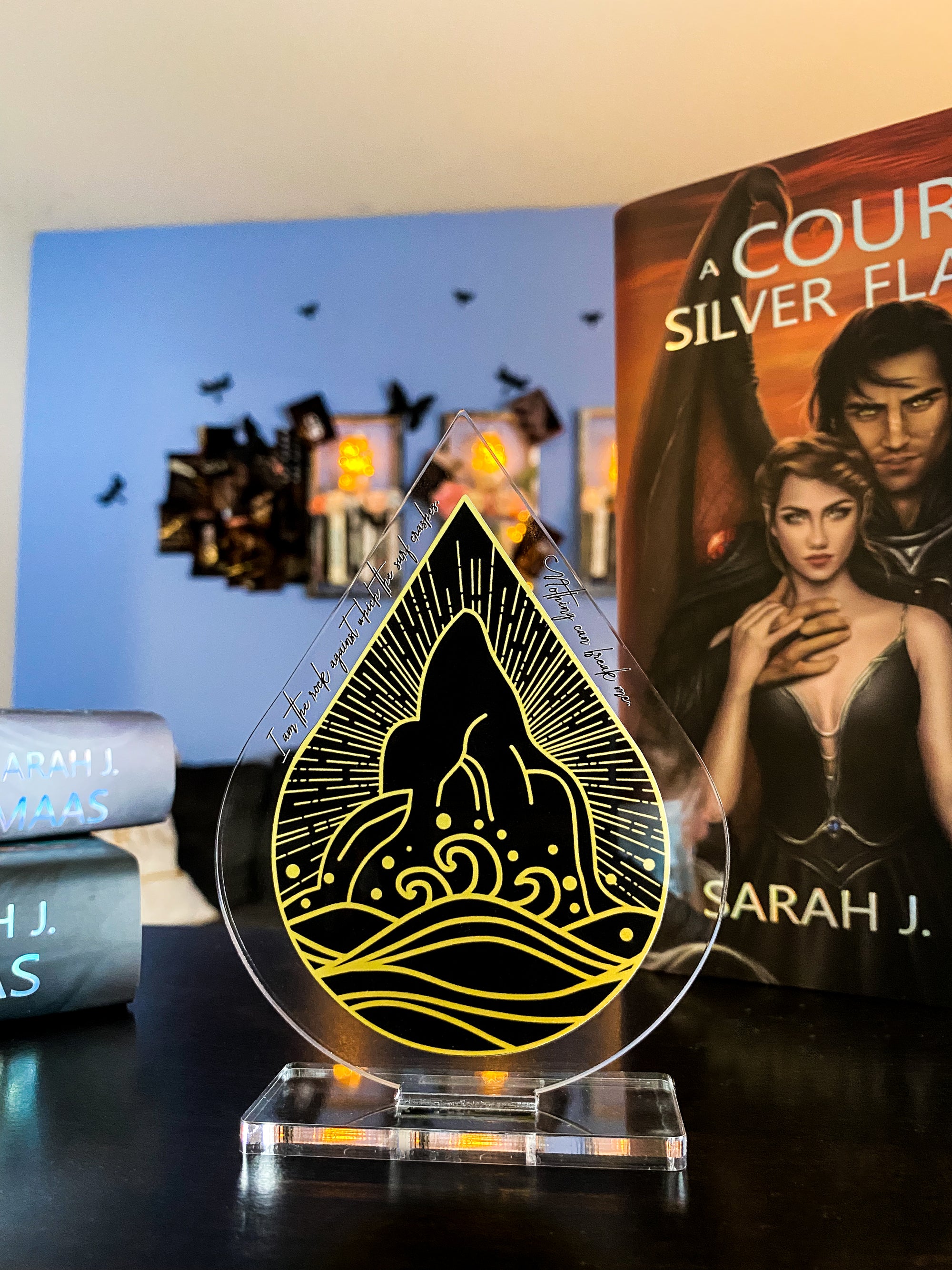 "I am the rock against which the surf crashes. Nothing can break me." - Drop Design - A Court of Thorns and Roses Series / A Court of Silver Flames - Freestanding Bookshelf / Desktop Acrylic Accessory - Officially licensed by Sarah J. Maas - D1