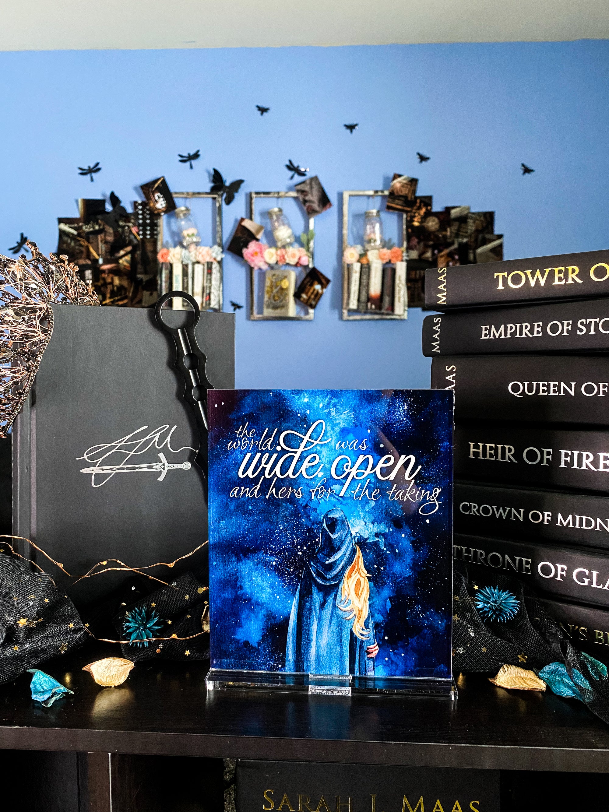 "The world was wide open..." - Throne of Glass Series - Freestanding Bookshelf / Desktop Acrylic Accessory - Officially licensed by Sarah J. Maas - D29