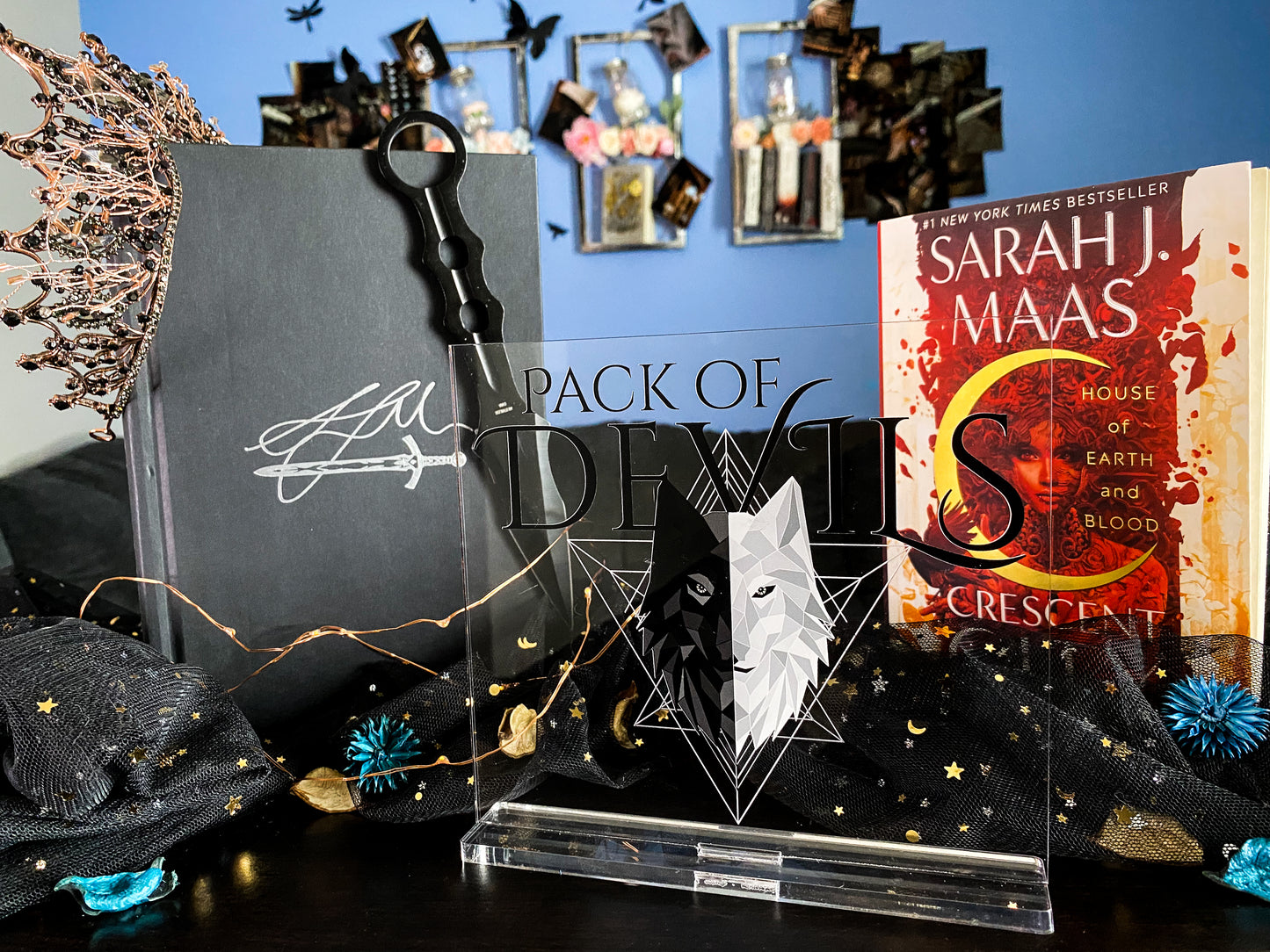 Pack of Devils - Crescent City Series - Freestanding Bookshelf / Desktop Acrylic Accessory - Officially licensed by Sarah J. Maas - D42