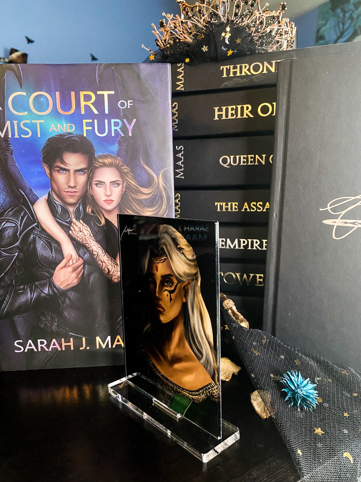 Heir of Snow and Fire - Fan Art from @InkFaeArt - Freestanding Bookshelf / Desktop Acrylic Accessory - Officially licensed by Sarah J. Maas - FA3
