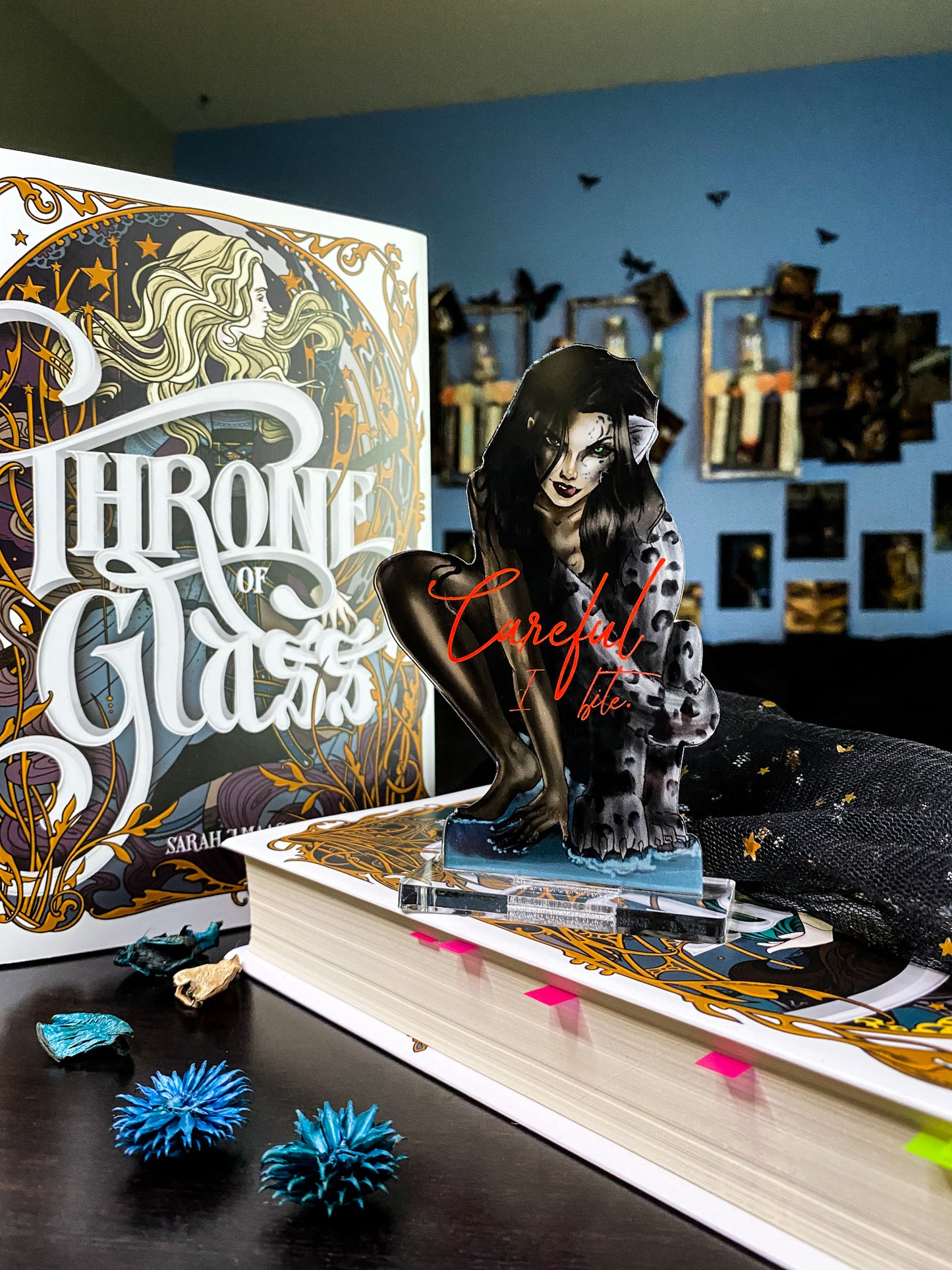 "Careful... I bite." - Throne of Glass Series - Freestanding Bookshelf / Desktop Acrylic Accessory - Officially licensed by Sarah J. Maas - D55