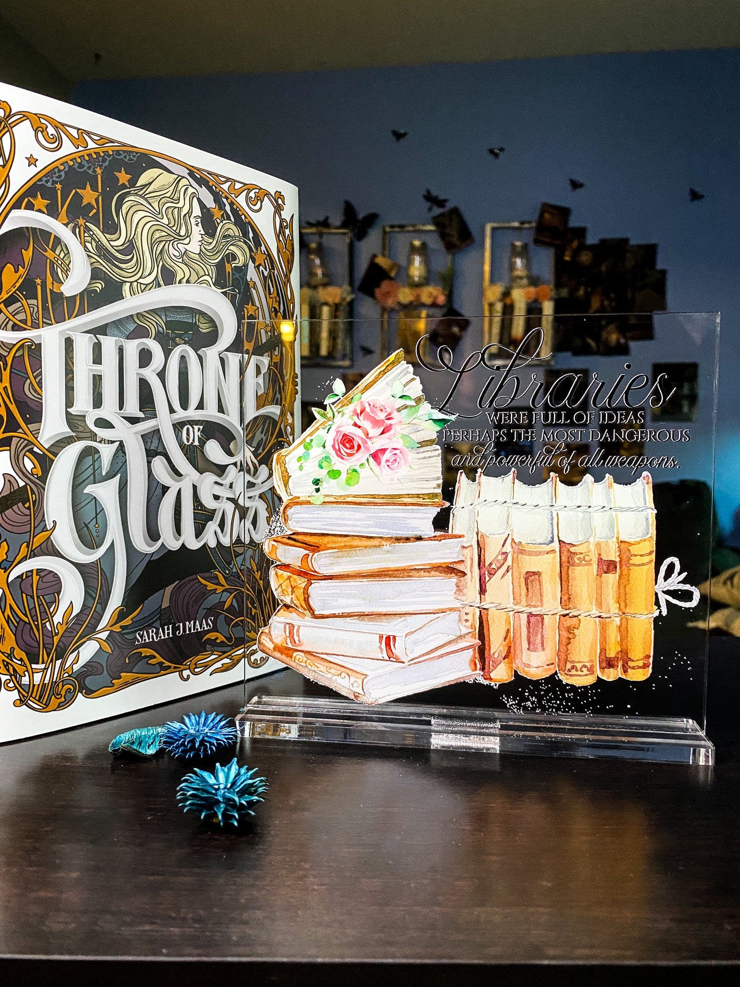 "Libraries were full of ideas - perhaps the most dangerous and powerful of all weapons" - Throne of Glass Series - Freestanding Bookshelf / Desktop Acrylic Accessory - Officially licensed by Sarah J. Maas - D58